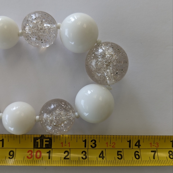 VTG CHUNKY WHITE/CLEAR GLITTER GUMBALL NECKLACE - Picture 1 of 7